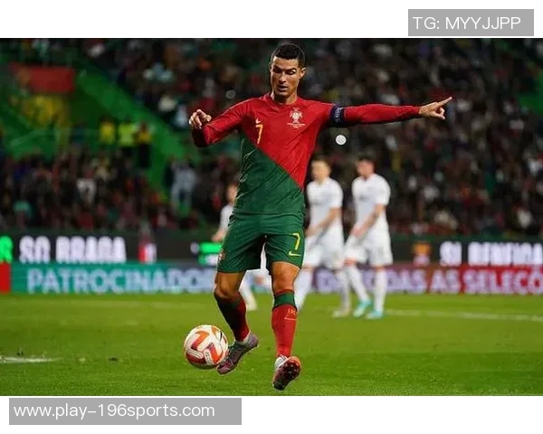 C罗在绿茵场上的精彩瞬间展现足球之王的风采与激情